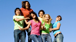 Groupe d'adolescents joyeux